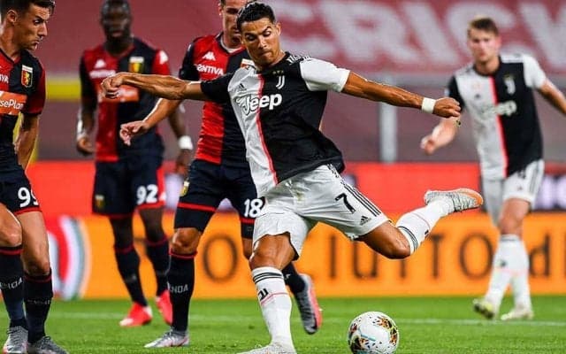 C.ロナウド、「ドゥゴン!!」と響く衝撃の“爆音弾”に驚愕「爆破だ」「エグすぎて草」