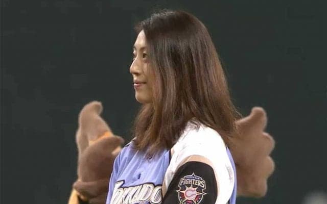 【始球式名場面】美人五輪メダリストが豪快ノーバウンド投球　今なら「熱盛」間違いなし!?