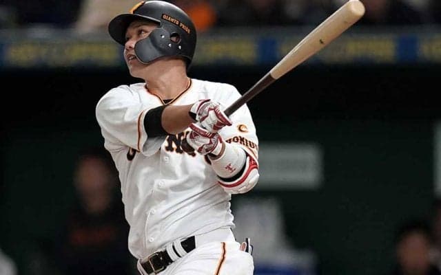 巨人・坂本が衝撃の“片手弾”！　左手1本で技あり左翼席へ、打たれた中日大野雄は呆然