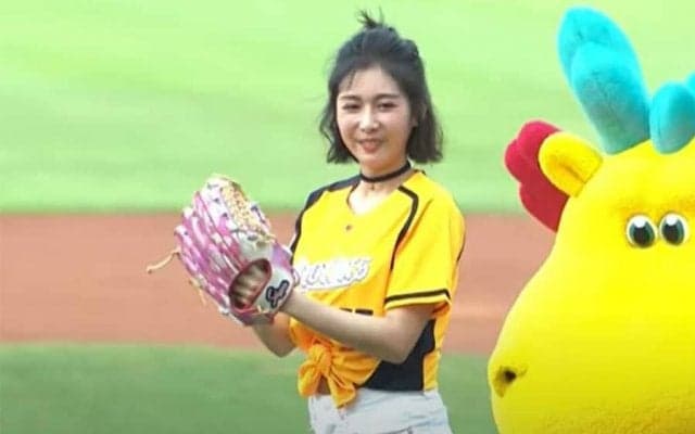 【始球式名場面】台湾美人女優が驚愕“I字”投法！　見事なノーバウンド投球でファン魅了