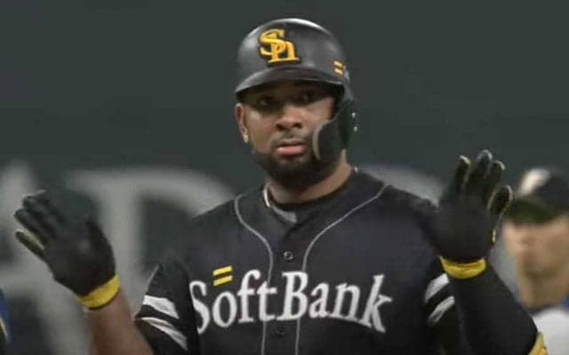 「よゆーで当たってる」「おかしい」　鷹バレンティンの“天井直撃打”にファン仰天