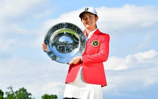 「渡邉彩香」を「渡辺彩香」が祝福　女子ゴルフ開幕戦Vで生まれた“珍交流”に困惑!?