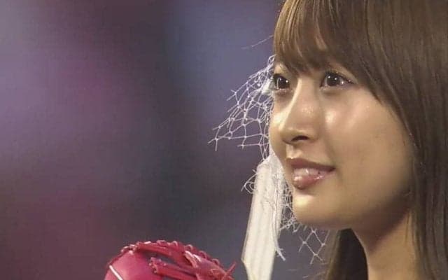 【始球式名場面】白いスカートに輝く笑顔で球場魅了　スパガ渡邉幸愛さんのリベンジ始球式