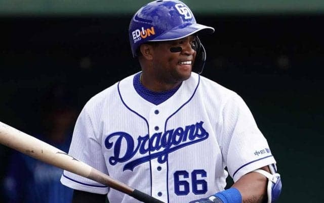 衝撃の打球音！　中日ビシエド、左翼席上段の特大4号2ランにファン「やばい当たり」