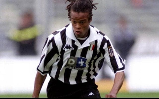 “闘犬”ダービッツの強烈ミドルにゴール裏の警備員も思わず顔を背ける【インクレディブル・ゴールズ】