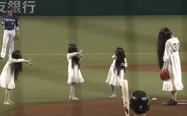 【始球式名場面】貞子＆ミニ貞子の爆笑投球　衝撃の103キロ記録＆失神に球場騒然