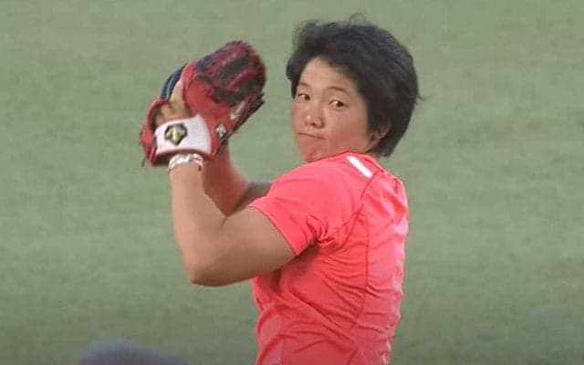【始球式名場面】やり投げ女子が美投球フォームで剛速球！　100キロ直球に鈴木大地も唖然