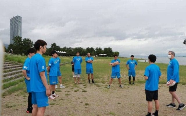 滋賀レイクスターズが今季初のチーム練習を実施、ショーン・デニスHC「初日の練習はとてもいい形でできた」