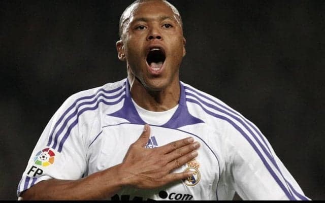 “野獣”ジュリオ・バチスタの驚異的な身体能力、咄嗟の反応でバイシクルシュート【インクレディブル・ゴールズ】