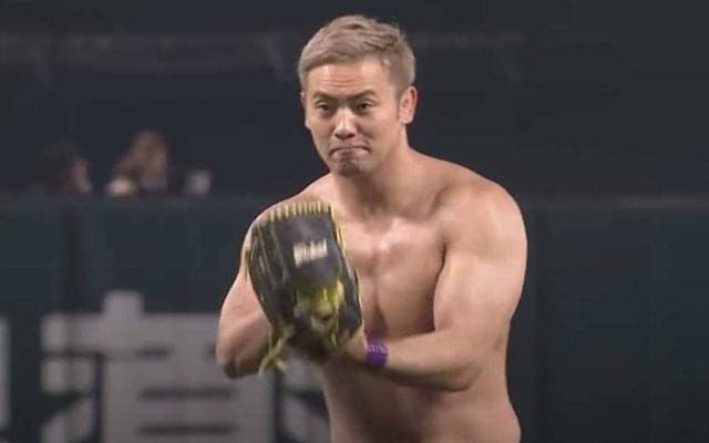 【始球式名場面】驚愕の肉体美と剛腕にファン興奮　オカダ・カズチカさん圧巻投球