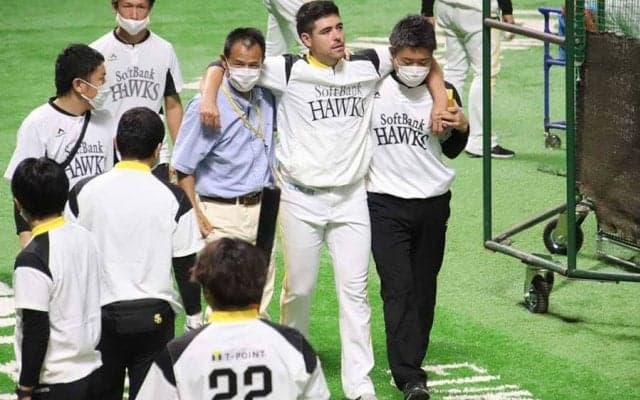 鷹ムーアにアクシデント発生　アップ中に左脚に異変、肩担がれベンチ裏へ下がる