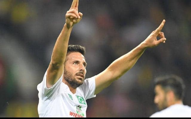 490試合のブンデス外国人最多出場記録を持つピサーロが現役生活に別れ、197ゴールは歴代外国人2位