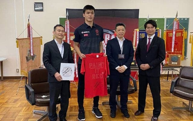 母校を表敬訪問した赤穂雷太「後輩と一緒にコートに立つと練習を頑張る姿勢に刺激をもらえます。母校は大切な存在」