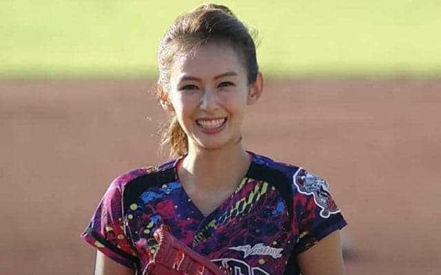 【始球式名場面番外編】大暴投も素敵な笑顔で許せちゃう？　台湾美人女優の豪快な一球