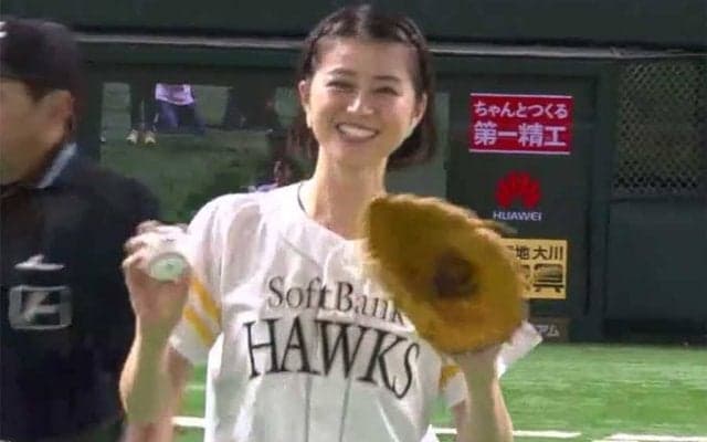 【始球式名場面】失投もご愛嬌？　鈴木ちなみさんの地面に叩きつける赤面投球