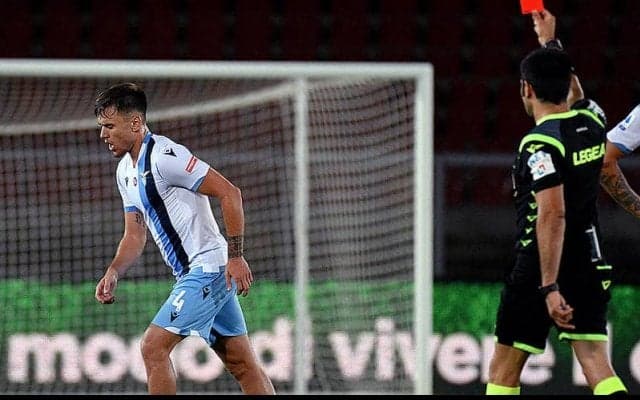 ラツィオDFパトリック蛮行…対戦相手の腕に噛み付き退場…