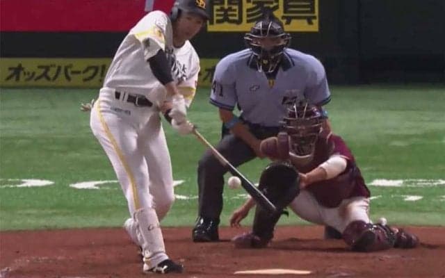 鷹・柳田がまた規格外弾　体勢崩されて右翼席へ「うまく拾って芯で打てた」