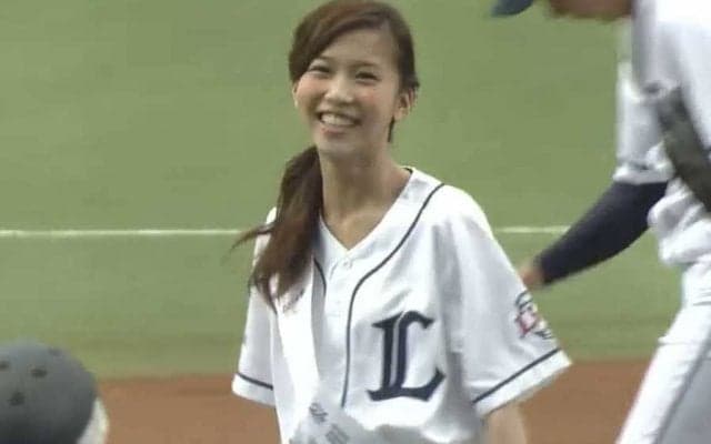 【始球式名場面】「PON！」と抜けるワンバウンド　お天気お姉さん赤面の一球