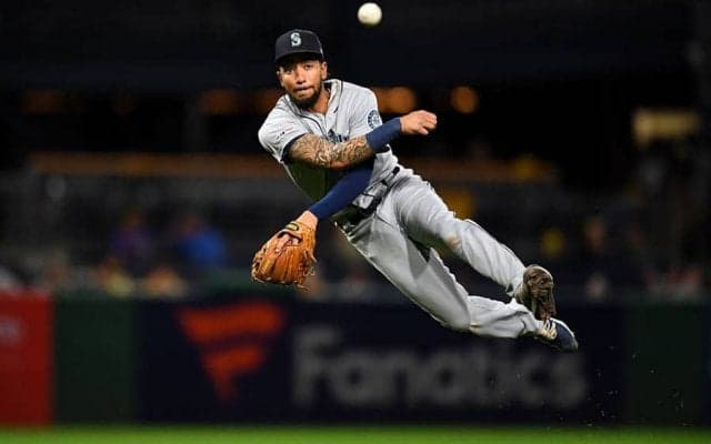 【MLB】ジャンピングスロー、素手キャッチ、本塁打強奪…　メジャーの好プレー集が凄い！