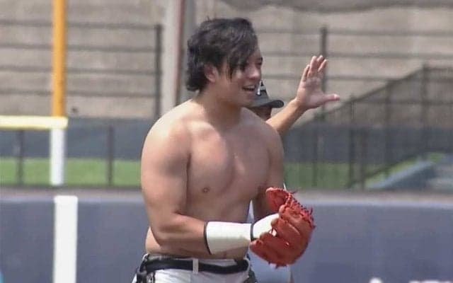 【始球式名場面】突然の肉体美披露にハム吉田輝も仰天！　2AW・吉田綾斗さん剛腕始球式