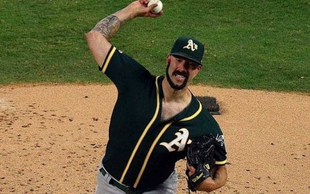MLB投手の奇妙な“うずまき髭”マスクが話題　斬新デザインに米笑撃「なんてこった」
