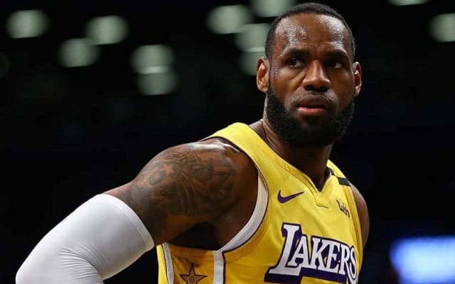 「レブロンがこれを食べるのかよ」　再開間近NBA、隔離中の“簡素な食事”に選手驚き