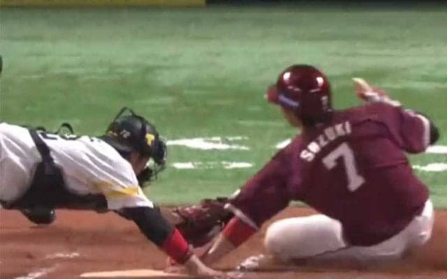 楽天鈴木大が“神の手タッチ”　正確ジャッジの球審をファン称賛「神の眼」