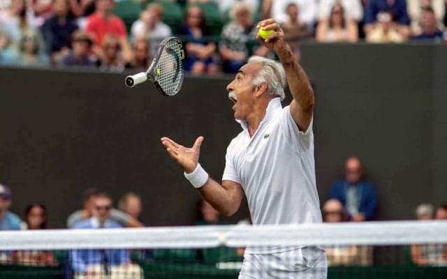 まさかのオチに爆笑必至！コートの魔術師による見えないラリー