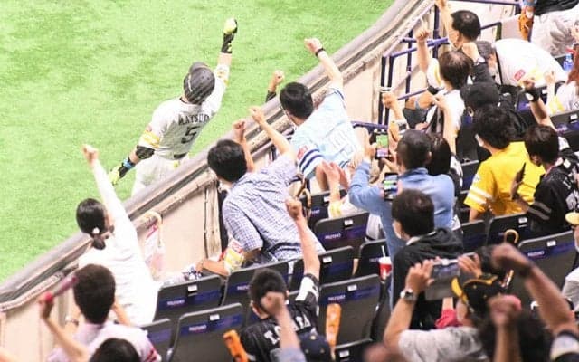 鷹・松田宣、今季72打席目で初本塁打！　待望一発にファンもペッパーも“熱男”ポーズ