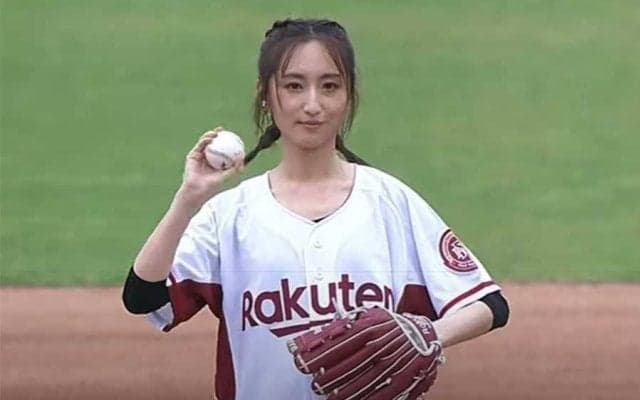 【始球式名場面】台湾スター女優の美しさ輝く！　アリス・クーさんの笑顔弾ける1球