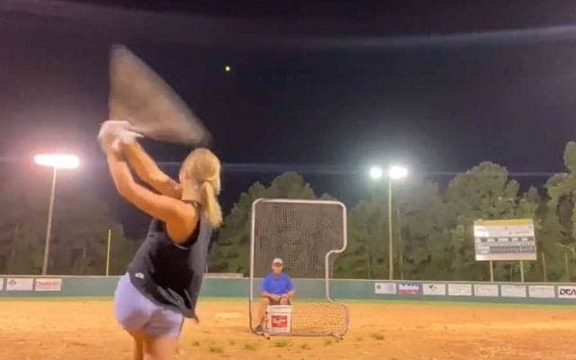 タンクトップ女子高生が驚愕の場外弾を連発！　MLB公式など米メディア大注目「完全無欠」