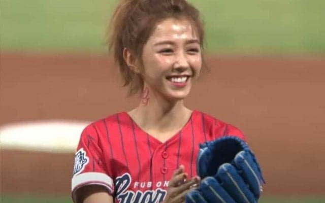 【始球式名場面番外編】天真爛漫な表情で観客を魅了　美人女優の一投に大盛り上がり