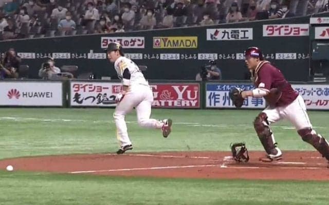 鷹・栗原が「秘技コマ打法」　楽天捕手まで回してしまう秘打にパTV驚愕「捕球不可能」