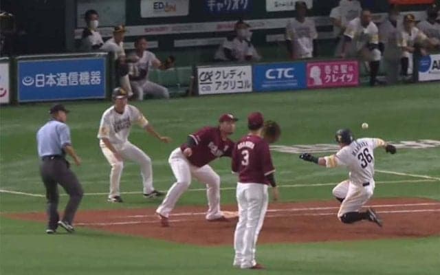 鷹・本多コーチは「災難な…」　相手送球が“Wヒット”するアクシデントにファン同情