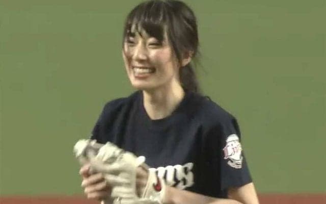 【始球式名場面】高々と足を掲げる大胆フォーム　元AKB松井咲子さんの一球