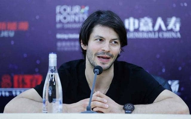 ランビエール氏、ワイルド丸刈りヘアをSNS初披露　海外反響「美しい髪がないわ！」