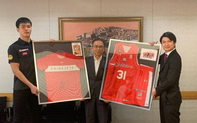「少しでも千葉県のバスケットボールの発展につながるような選手に」…市立船橋高校出身の赤穂雷太が市長へ表敬訪問
