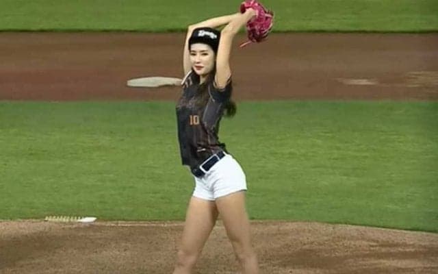 【始球式名場面番外編】韓国NO1チアが台湾チアに“お手本”披露　魅惑のノーバウンド投球