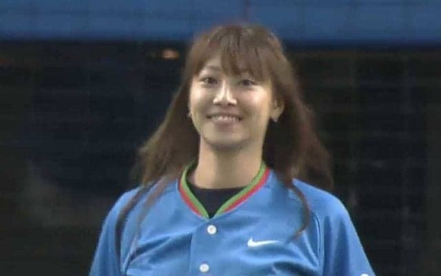 【始球式名場面】“西武お姉さん”のアクロバティック投球　大胆フォームからまさかの一投
