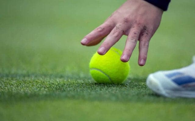 テニスボールを球出しするのは赤ちゃん！あまりの可愛さにSNSで話題に