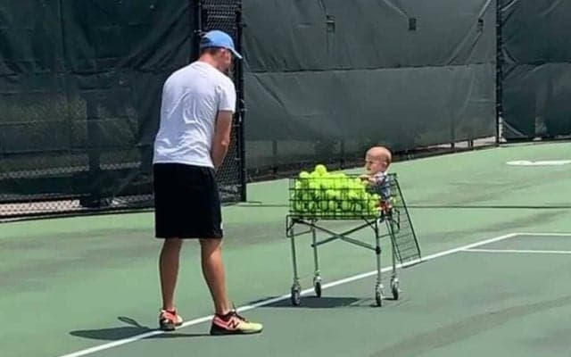 1歳テニスコーチが可愛すぎる　父への“球出し”動画に海外喝采「借りて良いかな？」