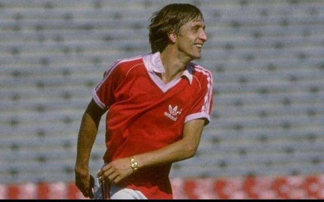 伝説は衰えず！クライフがアヤックス復帰戦で決めたエレガントなチップシュート【インクレディブル・ゴールズ】