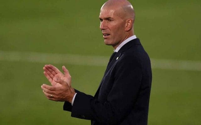 ジダン監督とラモス主将、熱き“漢のハグ”に海外歓喜「最近の中で最高の1枚」