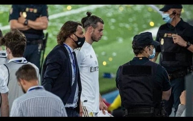 優勝するもあまり嬉しそうにないベイル ジダンの胴上げにも参加せず