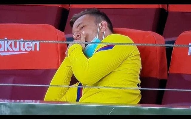 移籍決定後出番なしのアルトゥール 失点後にベンチであくび