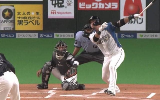 コツンと打った「平凡な右飛」のはずが…　日ハム中田が“片手フェン直”の驚愕の一打