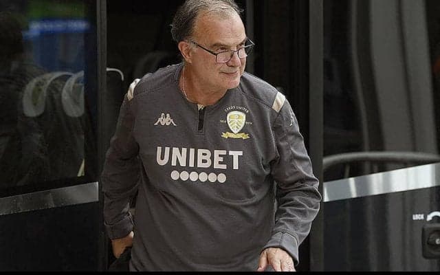 リーズファンが昇格決定でビエルサ自宅に殺到! “エル・ロコ”は少年ファンと肘タッチ