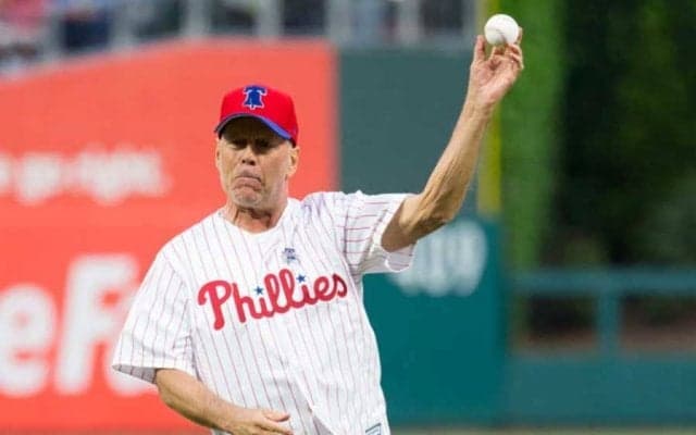 【MLB】ブルース・ウィリスの“ぶん回しスイング”に酷評殺到？　「運動神経はそれほどでも…」