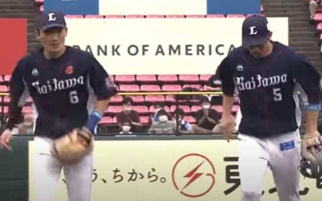 流れるようなグラブトスが「たまらん」　西武外崎＆源田のゲッツーをファン絶賛