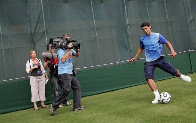 「素晴らしい瞬間だった！」2010年サッカーワールドカップのトロフィーを手にしたナダル